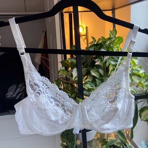 Wacoal Embroidered Lacey White Floral Bra 34C